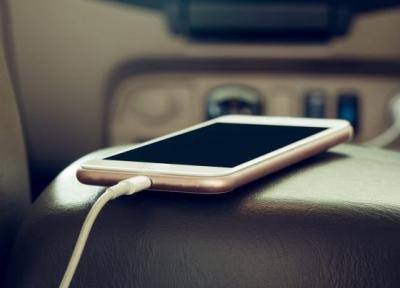 چرا نباید موبایل را در ماشین به شارژ بزنیم؟